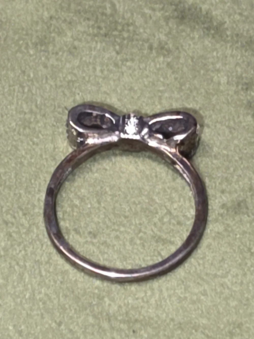 925 Sterling Size 8 Source Unknown Silver Bow Ring with Clear Crystals